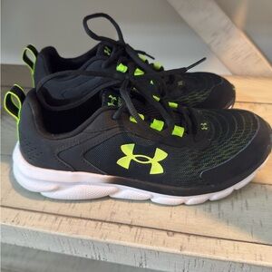 Under Armour Kids Black and Lime Sneakers